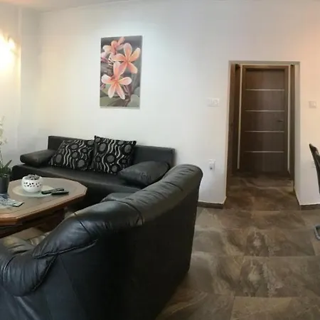 Frangipani Apartment *